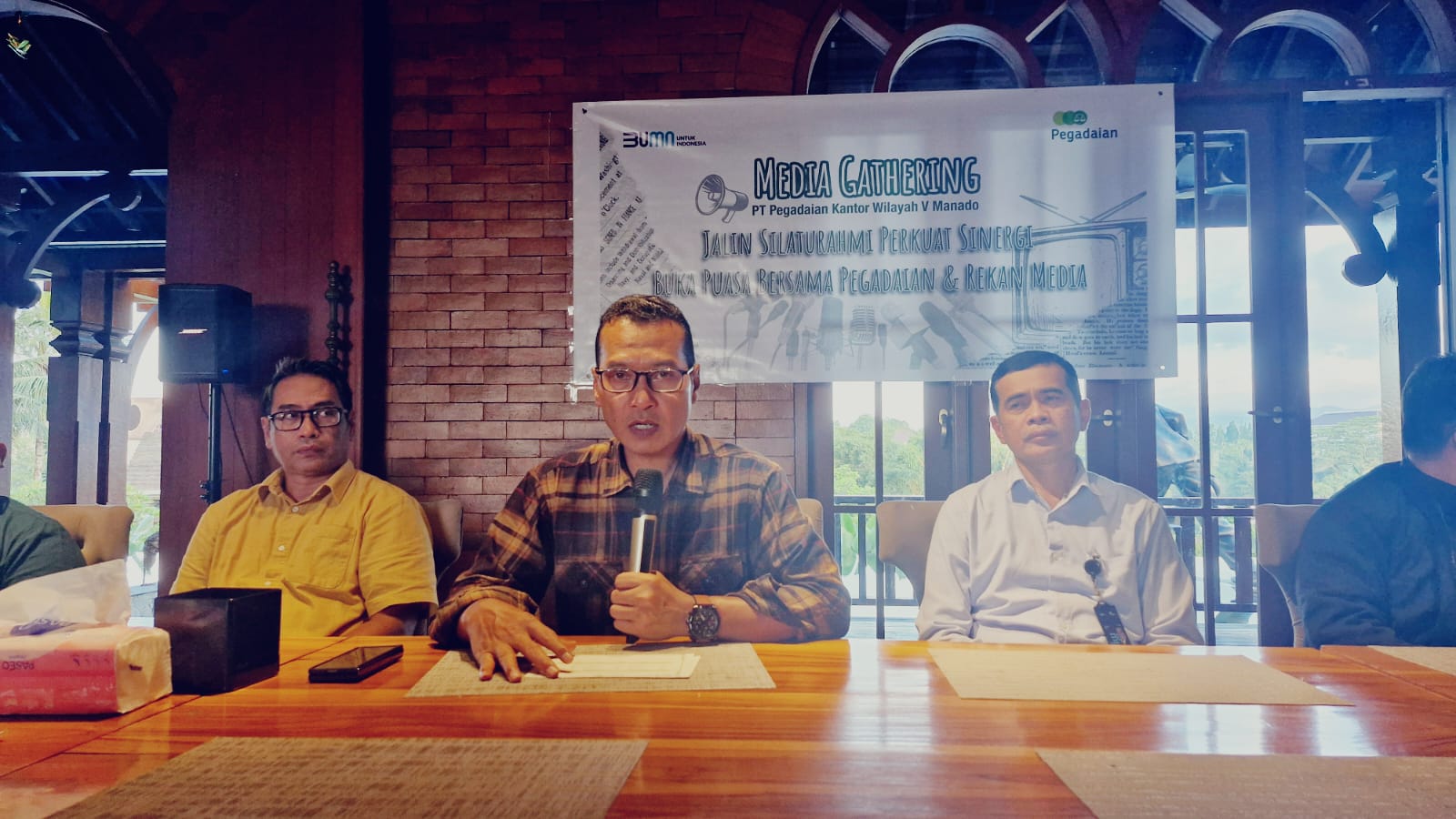 Kakanwil Pegadaian Wilayah V Manado Pratikno (tengah) bersama jajaran saat menjelaskan soal kinerja bisnis Pegadaian, Rabu (12/3/2025)