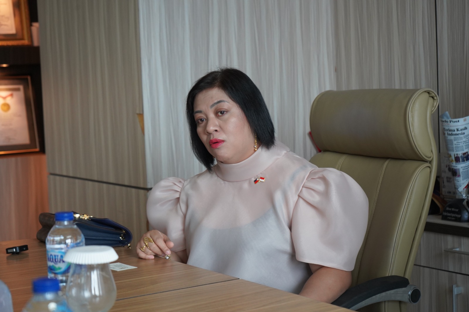 Konsulat Jenderal Philipina Mary Jennifer Domingo Dingal saat mengunjungi Manado Post