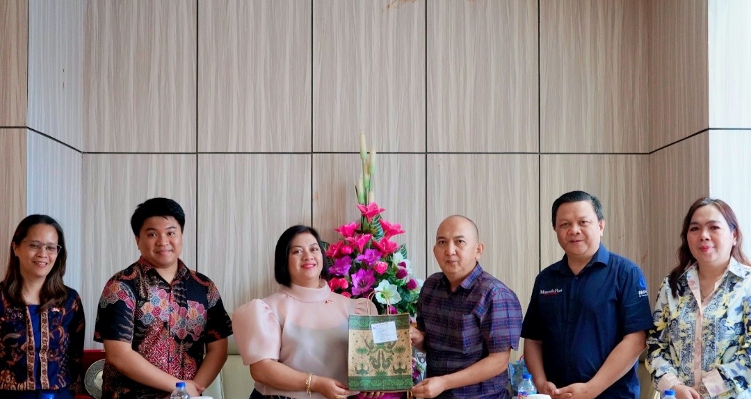 Konsulat Jenderal Philipina Mary Jennifer Domingo Dingal saat memberikan cendera mata kepada Dirut Manado Post Marlon Sumaraw