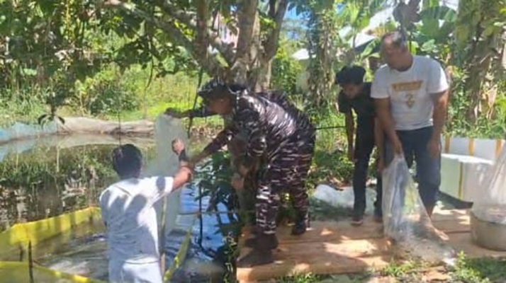 Komandan Lanal Melonguane, Letkol Laut (P) Widi Aditya saat melakukan penebaran bibit ikan air tawar bersama masyarakat di Desa Mala Timur.