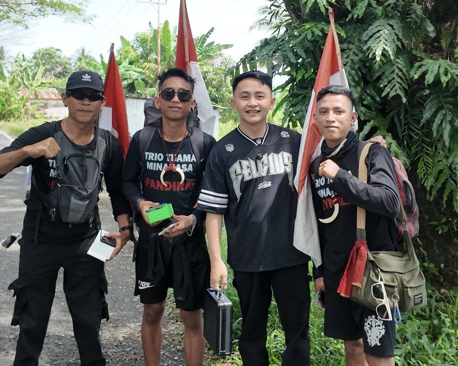 Rivel Sumigar menghadiahi dua unit handphone dan uang tunai Rp1 juta untuk seorang pejalan kaki yang menempuh perjalanan dari Manado ke Makassar.