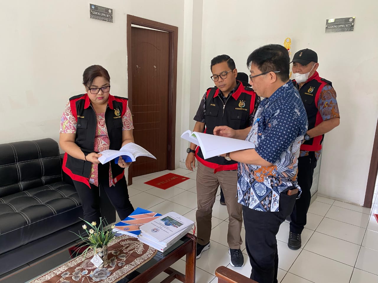 Asisten Tindak Pidana Khusus pada Kejaksaan Tinggi Sulawesi Utara Hartono SH MH, bersama dengan Jaksa Penyidik, melakukan penggeledahan dan menyita di Kantor Rektorat Unsrat dan kantor LPPM Unsrat.