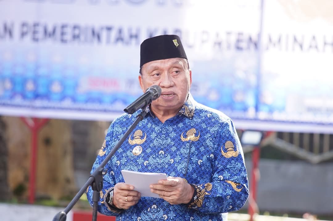 PIMPIN: Bupati Minahasa Robby Dondokambey saat memimpin apel Korpri, Senin (17/3/2025).