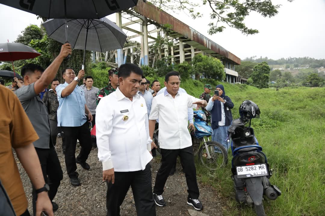 Gubernur Sulut dan Wali Kota Kotamobagu saat meninjau Stadion Gelora Ambang