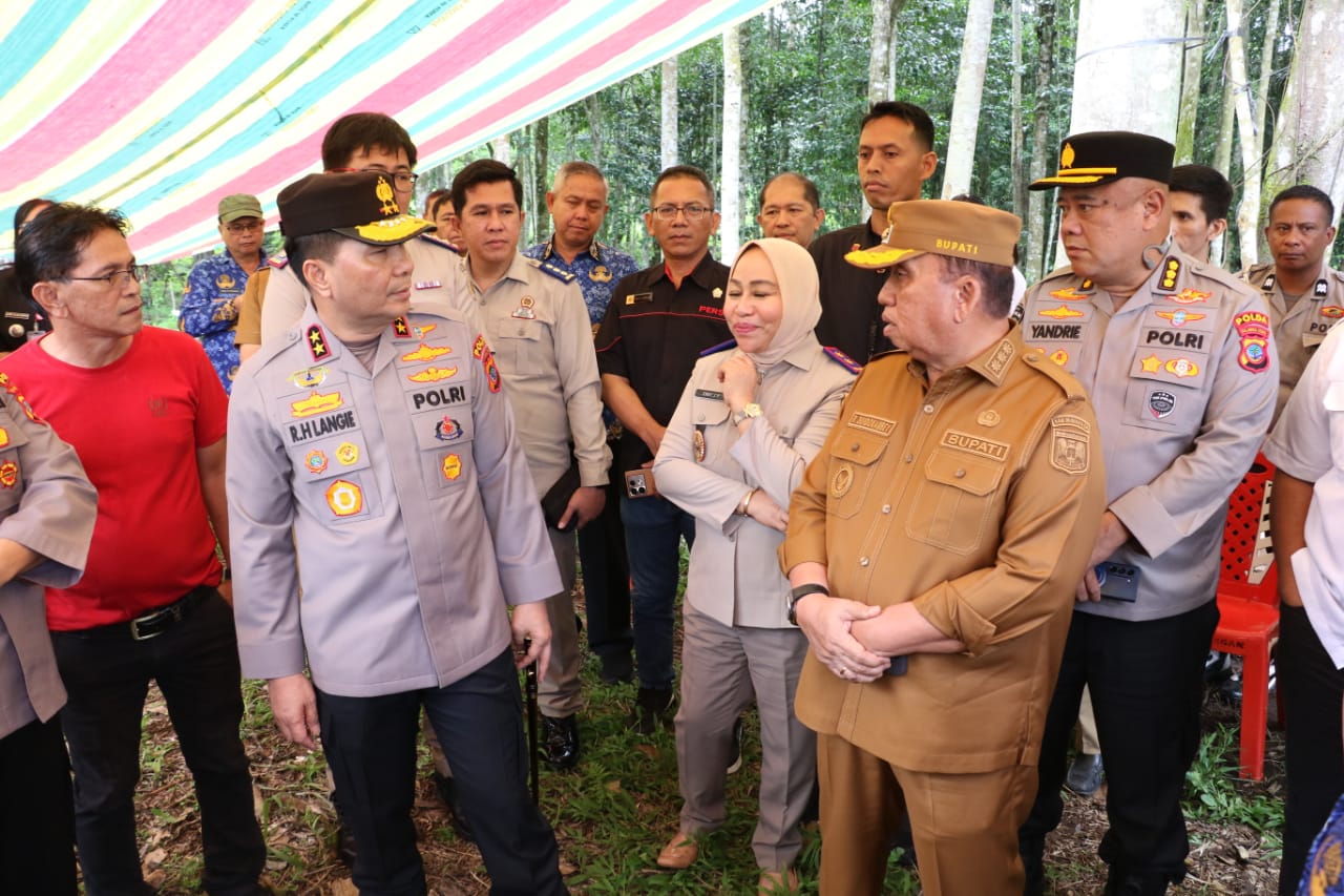 DAMPINGI: Bupati Minahasa Robby Dondokambey saat mendampingi Kapolda Sulut Irjen Pol Roycke Langi meninjau pembangunan SMA Garuda di Langowan, Senin (17/3/2025).