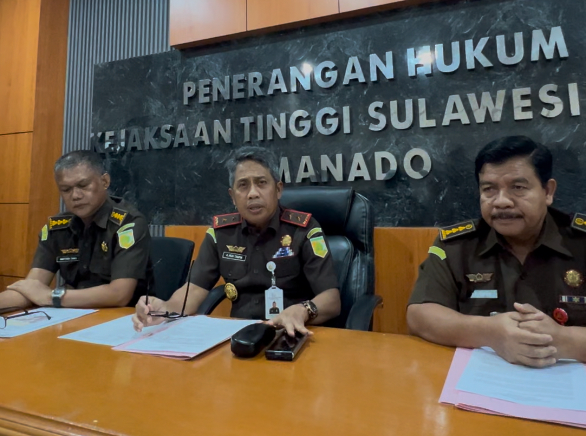 Kajati Sulut Andi Muhamaad Taufik (tengah) didampingi Aspidsus Kejati Sulut Hartono, saat menyampaikan perkembangan penyidikan kasus dugaan korupsi di Universitas Sam Ratulangi (Unsrat)