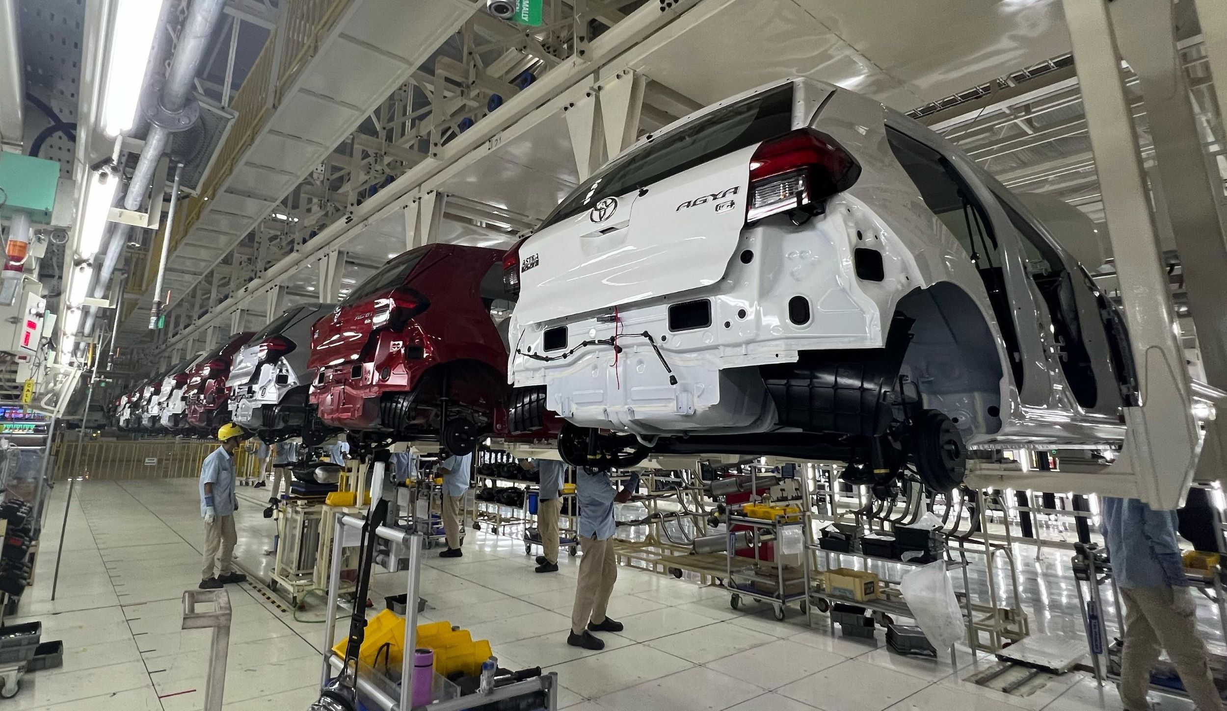 Perakitan mobil di pabrik baru PT Astra Daihatsu Motor Karawang Assembly Plant 2