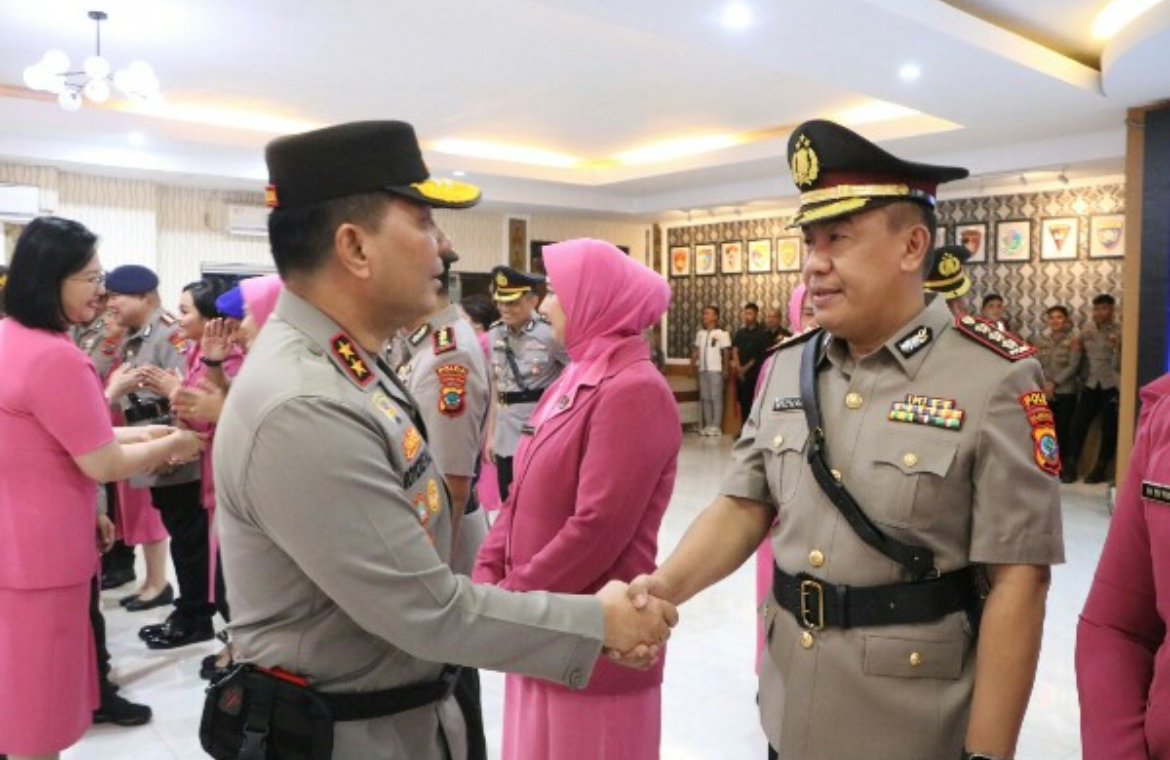Kapolda Sulut Irjen Pol Roycke Langie (kiri) bersama mantan Kabid Humas Polda Sulut Kombes Pol Michael Thamsil