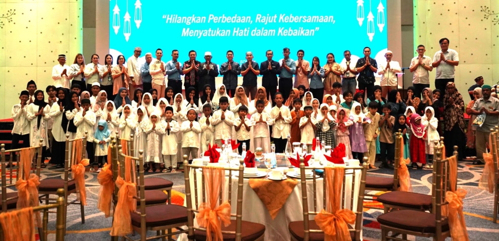 Kebahagiaan para anak yatim piatu kala bersama para pimpinan Mantos, Four Points dan Manado Post.