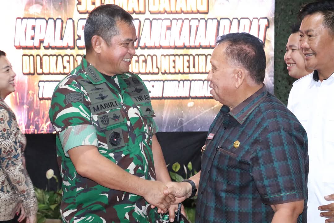 BERI SALAM: Bupati Minahasa Robby Dondokambey (kanan) saat menyapa KSAD Jenderal TNI Maruli Simanjuntak, Kamis (20/3/2025) kemarin saat kunjungannya di Danau Tondano.
