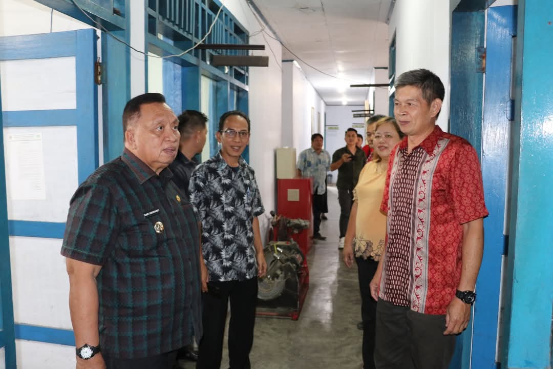 SIDAK: Bupati Robby Dondokambey melakukan sidak di Kantor PDAM Minahasa, Kamis (20/3/2025).