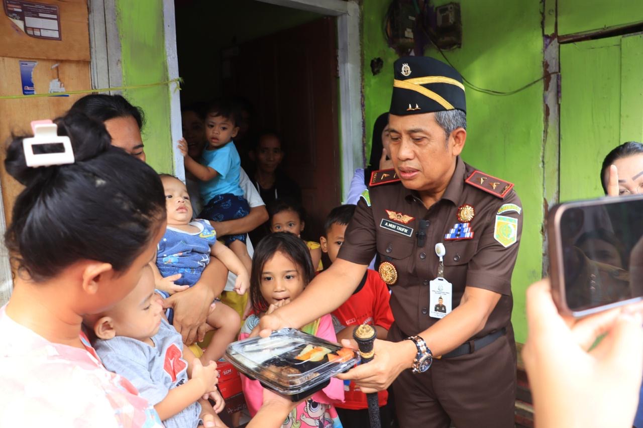Kepala Kejaksaan Tinggi Sulawesi Utara Dr. Andi Muhammad Taufik, S.H., M.H., CGCAE., Rabu (19/03/2025) kemarin melakukan penyerahan bantuan dalam rangka program Gerakan Orang Tua Asuh Cegah Stunting