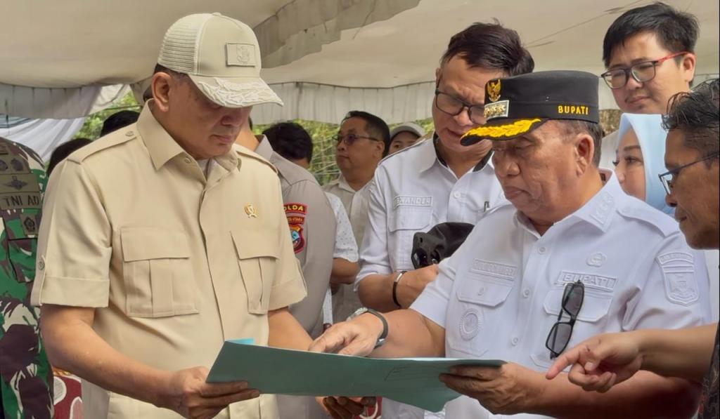 SAMPAIKAN: Bupati Minahasa Robby Dondokambey (kanan) ketika menyampaikan denah lokasi pembangunan SMA Garuda kepada Menhan Sjafrie Sjamsoeddin, Rabu (19/3/2025) kemarin di Langowan.