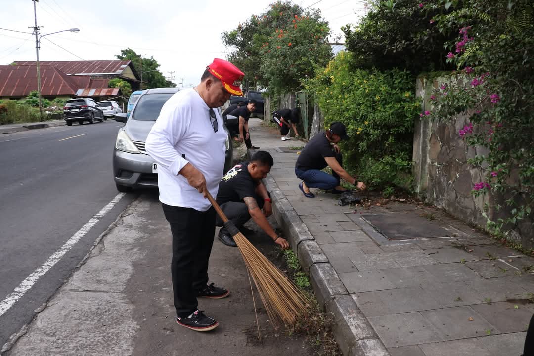 TURUN LANGSUNG: Bupati Robby Dondokambey turun langsung membersihkan jalan utama di Tondano, Jumat (21/3/2025).