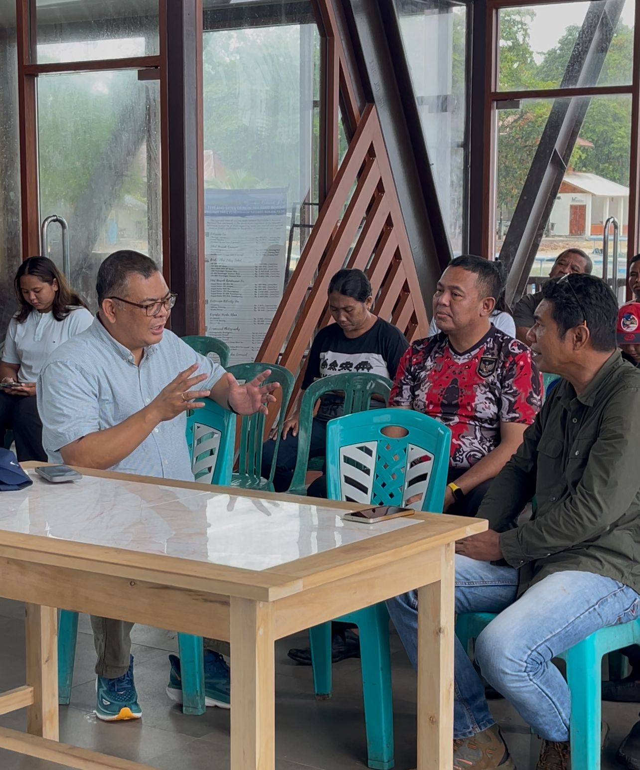 PENUH PERJUANGAN: Ketua Fraksi Partai Gerindra DPRD Provinsi Sulut Louis Carl Schramm saat mengunjungi Kecamatan Bunaken Kepulauan untuk menyerap aspirasi masyarakat.