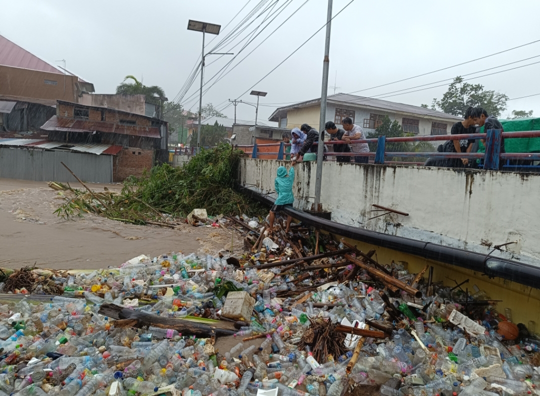 Banyak sampah yang tersangkut di jembatan Dendengan Dalam