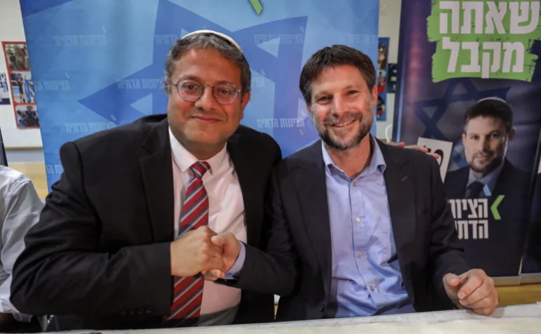 Itamar Ben-Gvir, kiri, dan Bezalel Smotrich pada tahun 2022 (Gil Cohen-Magen/AFP)