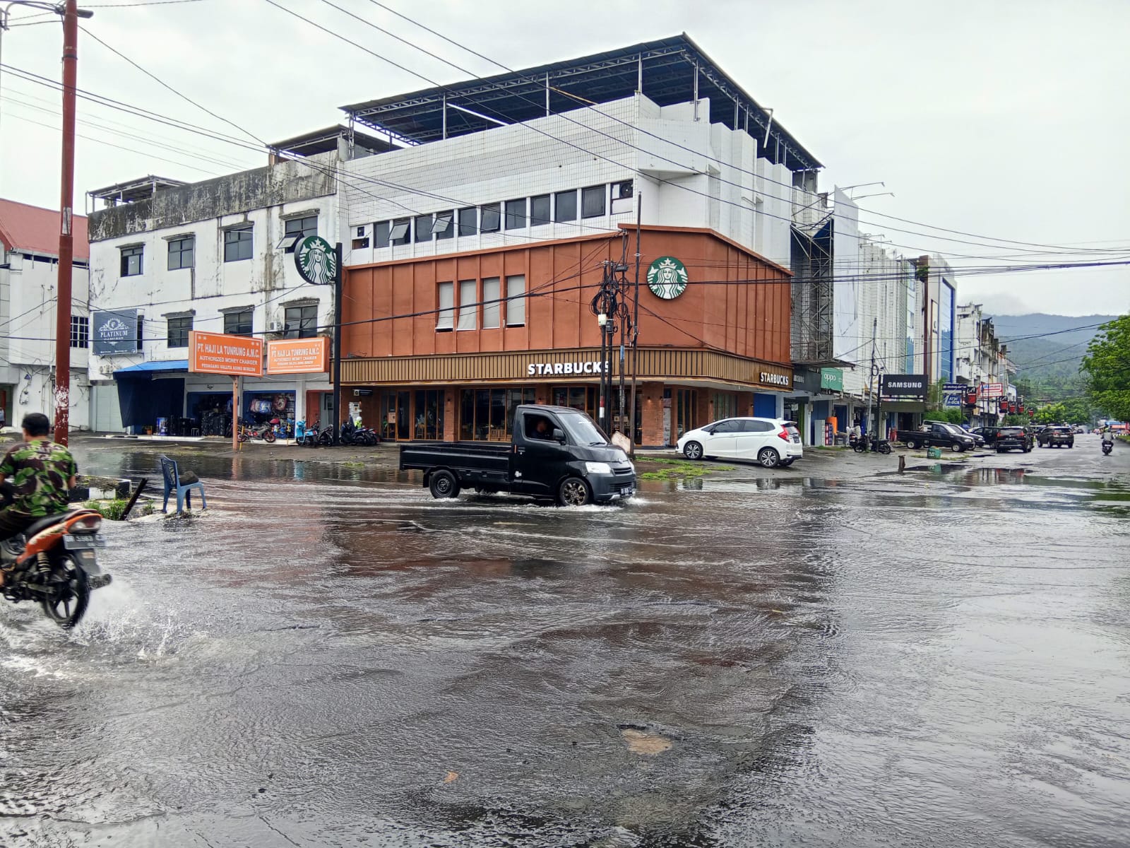 Genangan air di ruas jalan depan Starbucks Pusat Kota Bitung.(Franky Sumaraw/MP)