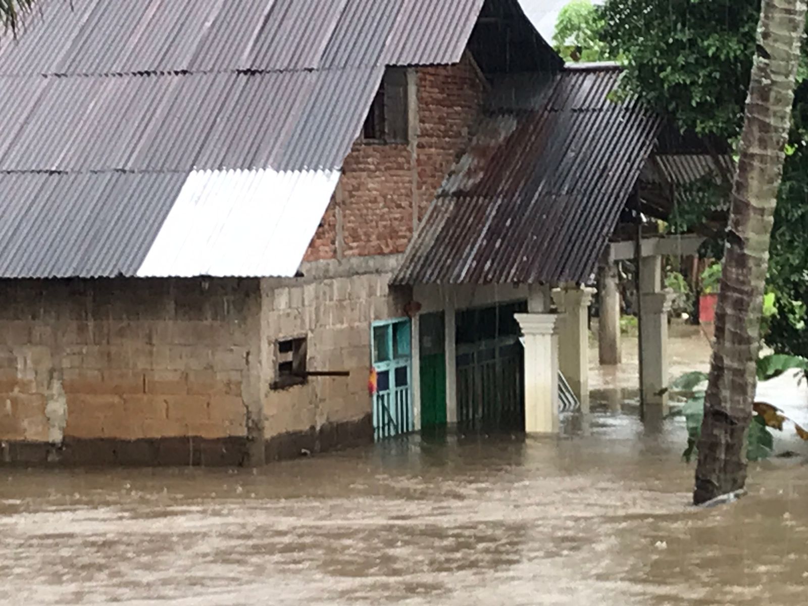 BUTUH BANTUAN: Sejumlah rumah di Kelurahan Ternate Tanjung, Kecamatan Singkil, Kota Manado, dilaporkan tenggelam akibat curah hujan yang tinggi dan meluapnya air. (Foto FB).