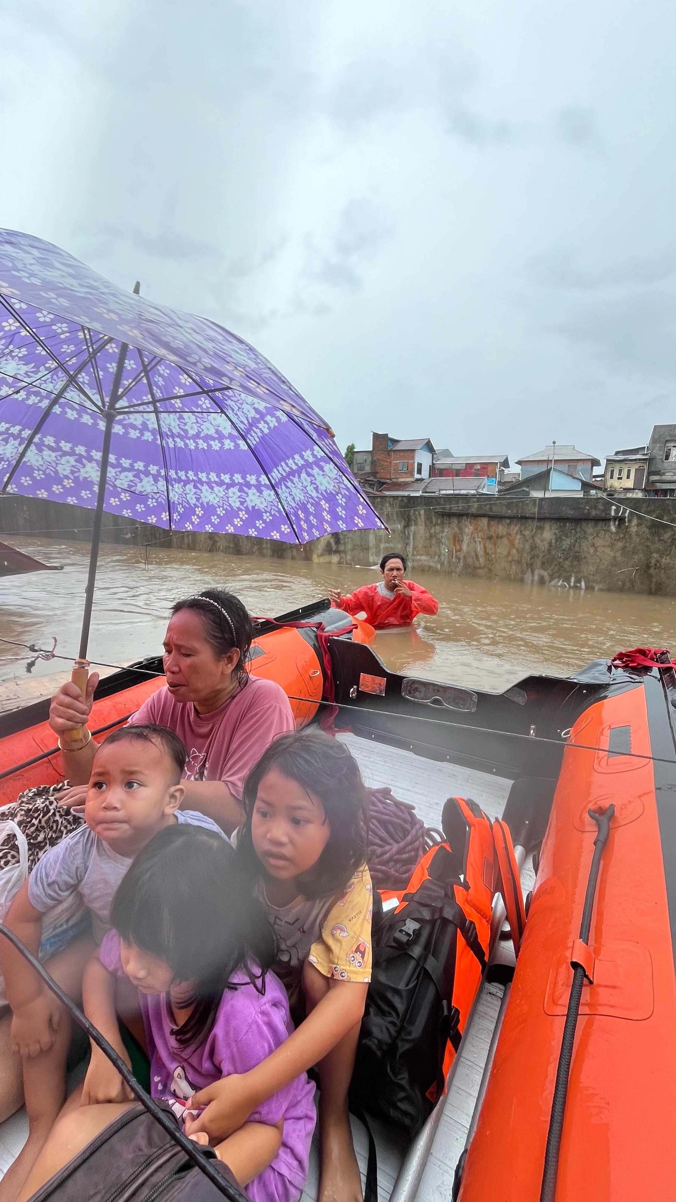 PERTARUHKAN NYAWA: Tim SAR Manado saat melakukan evakuasi masyarakat yang terdampak banjir Manado.
