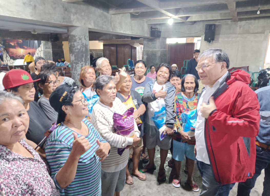 Ketua BPMS GMIM Pdt Hein Arina berdialog dengan para korban banjir di GMIM Yarden Dendengan Dalam