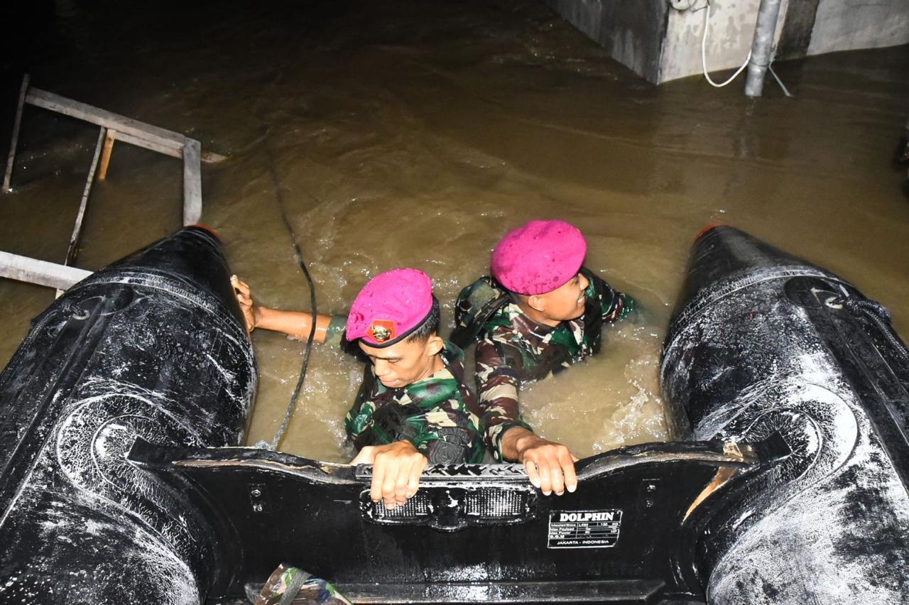 Prajurit Yonmarhanlan VIII Bitung saat mengevakuasi korban banjir di Kota Manado.(Dok. Dispen Kormar Manado)