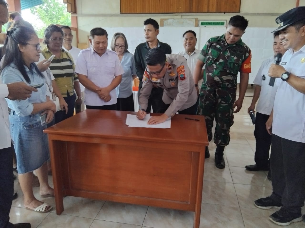 SEPAKAT: Lintas stakeholder di Kecamatan Ratatotok Kabupaten Mitra sepakat menjaga kondusivitas, menolak premanisme dan segera dilakukan operasi Sajam. Dok istimewa