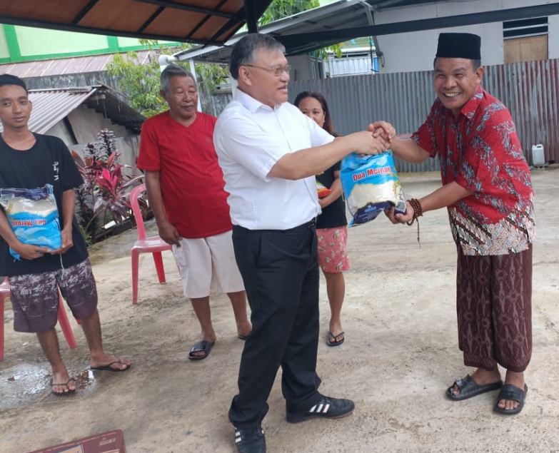 Ketua BPMS GMIM Pdt Hein Arina memberikan bantuan kepada masyarakat terdampak bencana banjir di Manado