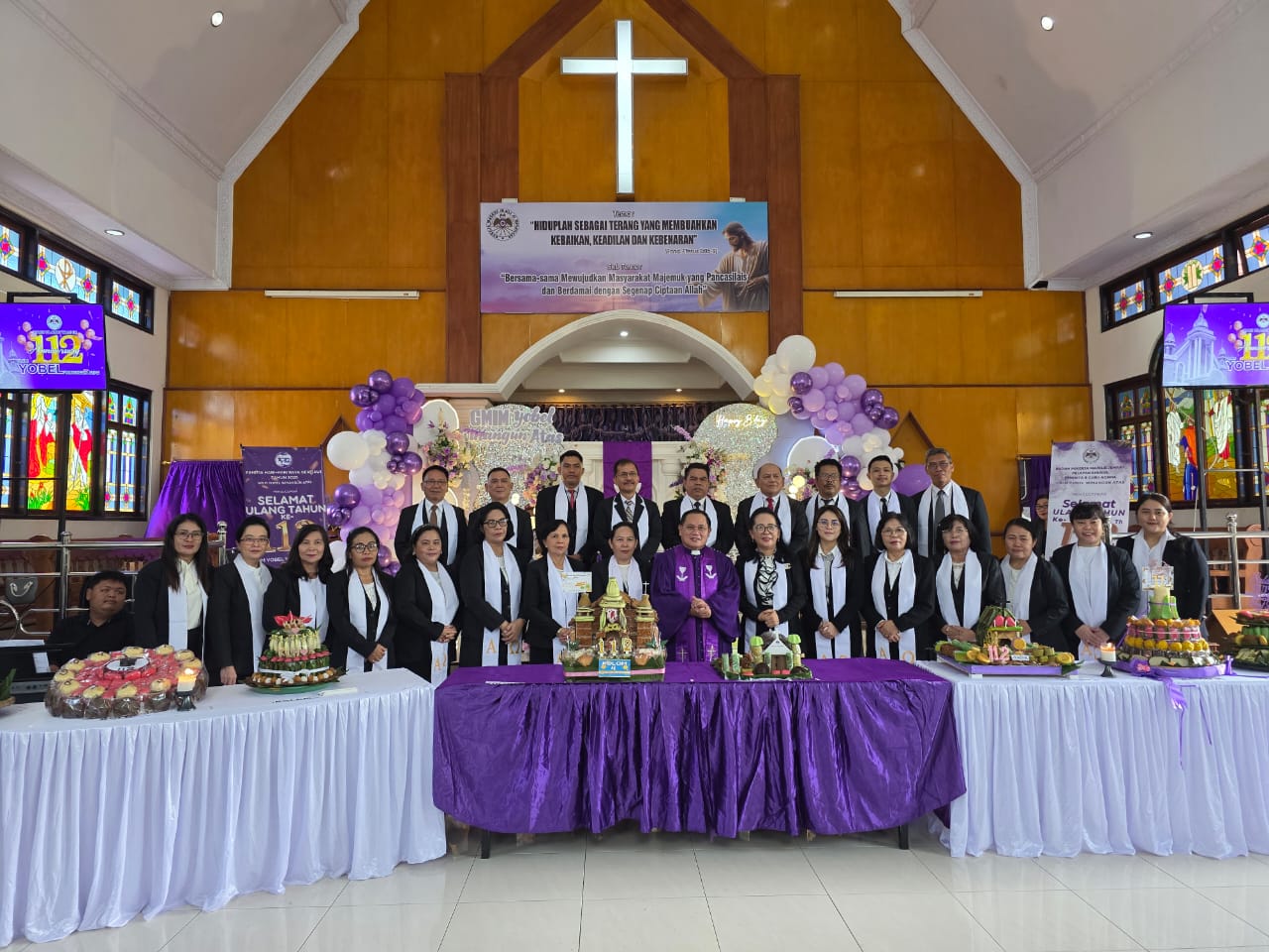 Seluruh pendeta dan pelayanan khusus bersyukur di ibadah syukur ulang tahun ke 112 GMIM Yobel Winangun Atas.