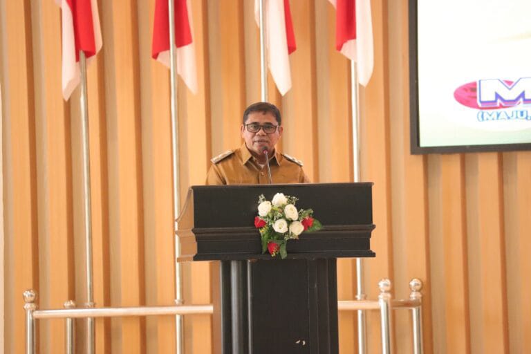 KOORDINASI: Wakil Bupati Kabupaten Kepulauan Sitaro Heronimus Makainas saat membuka musyawarah RKPD dan RPJMD, di Gedung Auditorium, Senin (24/3/25).