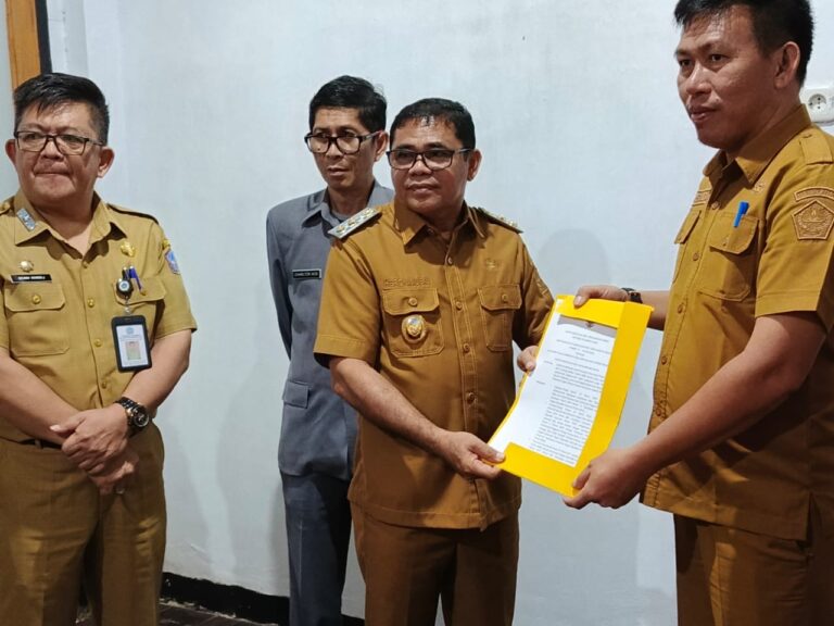 SELAMAT BERTUGAS: Tampak Wakil Bupato Heronimus Makainas, menyerahkan Surat Keputusan (SK) Bupati kepada kedua Pejabat Sementara (Pjs) di Ruang Rapat Wakil Bupati, Senin (24/3/25).