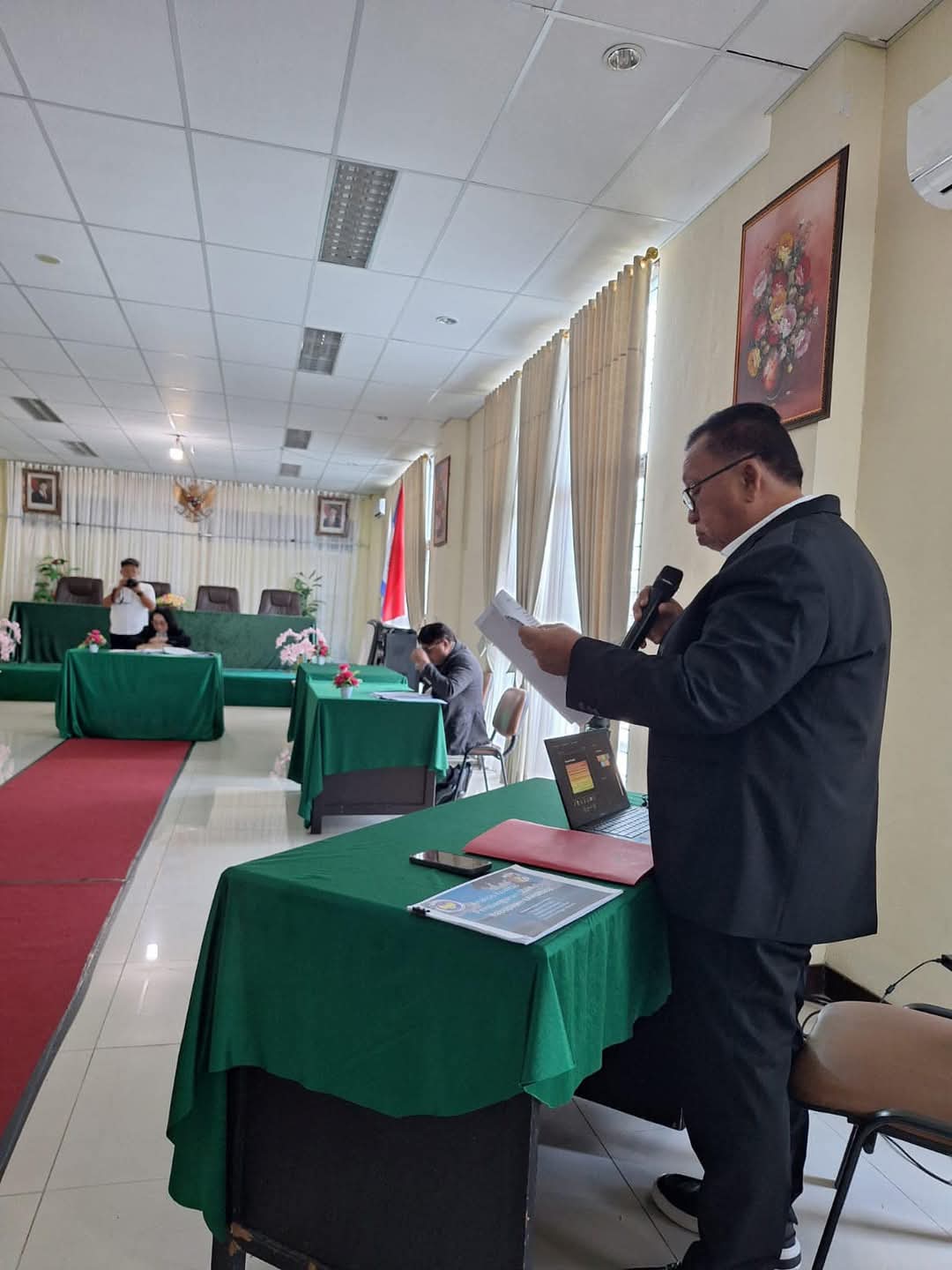 SELESAIKAN: Bupati Minahasa Robby Dondokambey siap menyelesaikan studi S3 di Unima. Saat mengikuti ujian proposal, Rabu (26/3/2025).