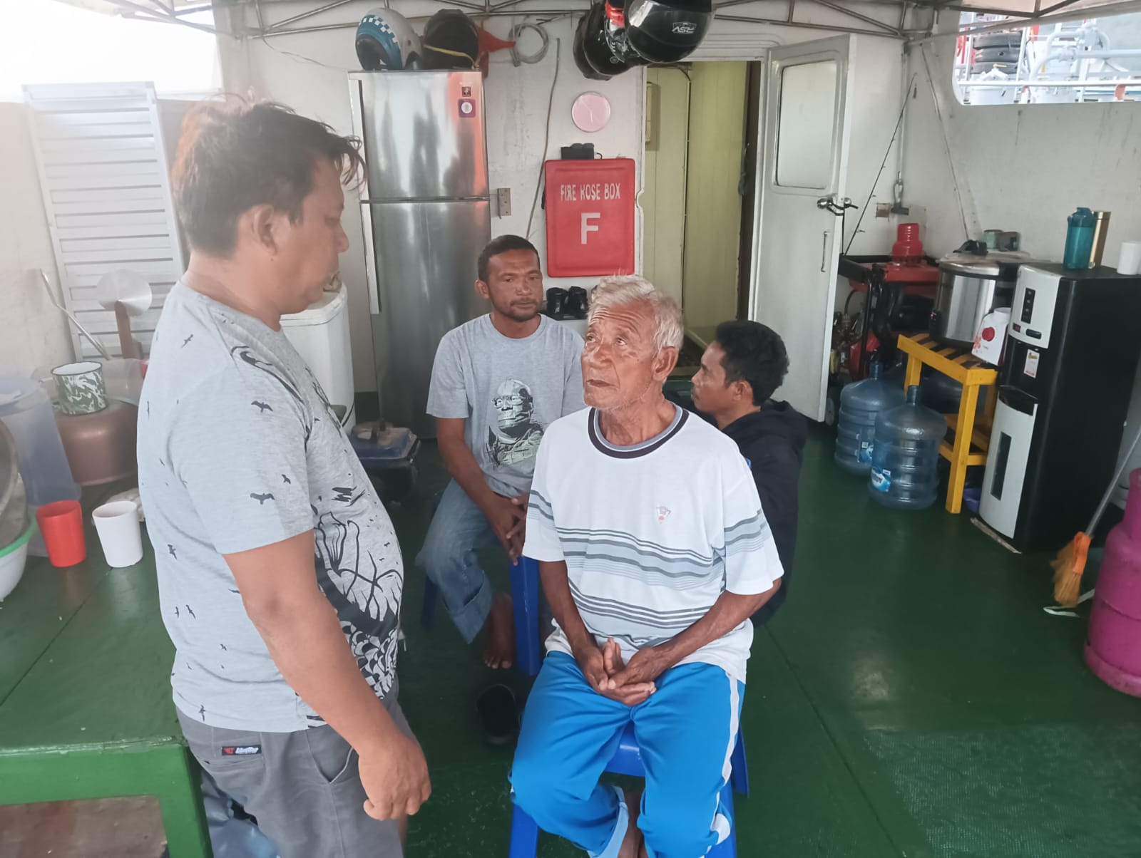 Ayah dan anak, nelayan asal Pulau Lembeh ditemukan selamat setelah empat hari terombang-ambing di laut.(Dok Istimewa)