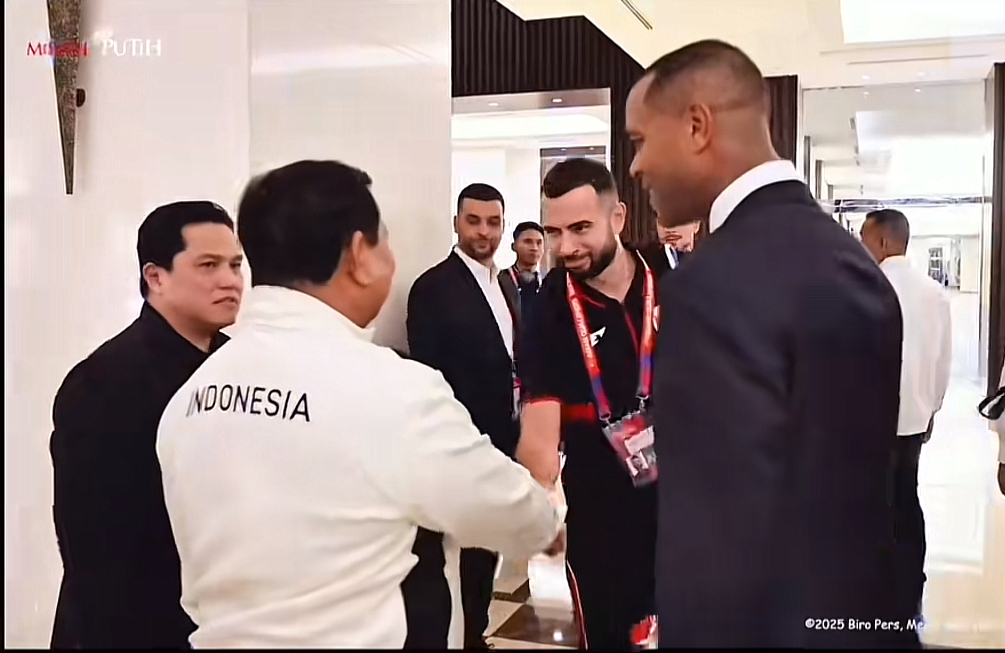 Presiden Prabowo bersama Jordy Amat, salah satu pemain Timnas Indonesia asal Manado.