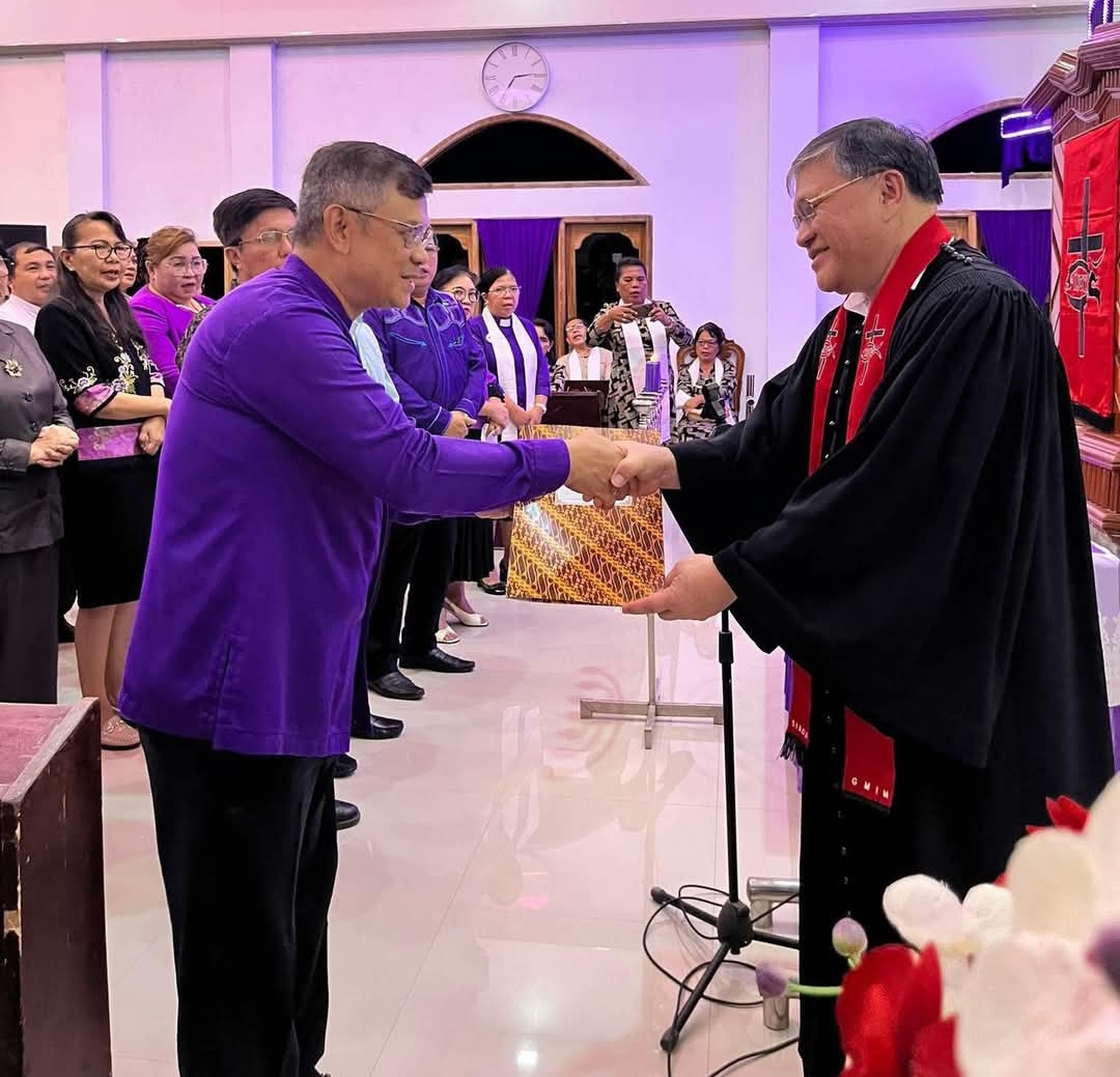 Ketua BPMS GMIM Pdt Hein Arina menyerahkan SK kepada Ketua Umum Panitia Pdt Theogives Karundeng.