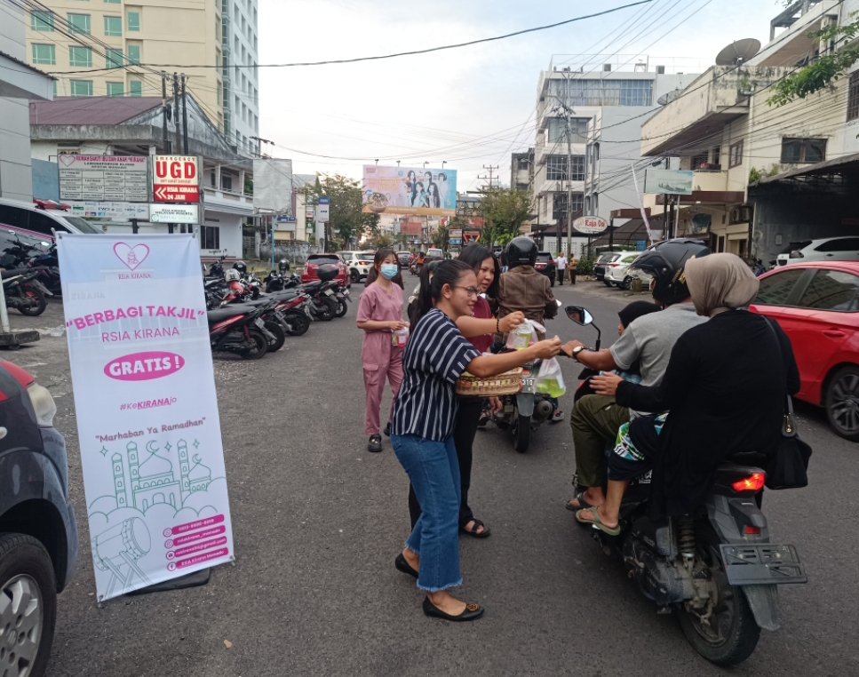 Berbagi takjil gratis dilakukan jajaran RSIA Kirana Manado