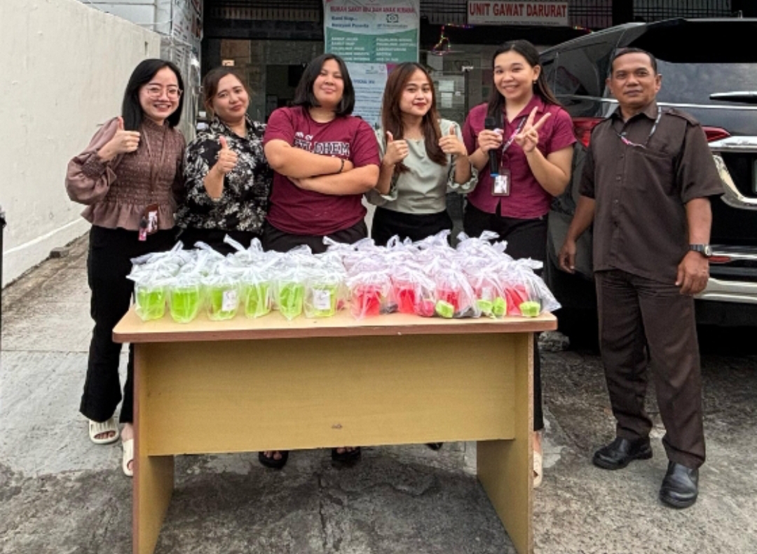 Sukacita jajaran RSIA Kirana Manado dalam berbagi takjil gratis kemarin.