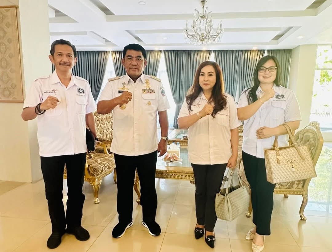KOLABORASI: Pengurus DPD Association of the Indonesian Tours and Travel Agencies (ASITA) Sulawesi Utara audiensi dengan Gubernur Provinsi Sulawesi Utara Mayjen TNI (Purn) Yulius Selvanus (kedua kiri).