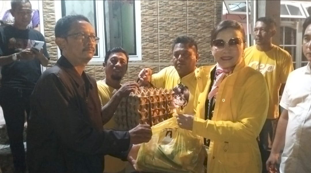 PEDULI: Anggota DPR RI Komisi XII Christiany Eugenia Paruntu saat turun langsung ke lokasi bencana untuk menyalurkan bantuan.