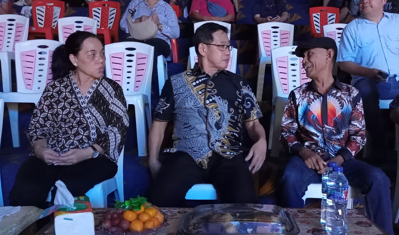 Presiden Lima Perisai Leonardo Axsel Galatang bersama Wali Kota Bitung Hengky Honandar didampingi istri, di sela pementasan teater dari Sanggar Tangkasi.(Franky Sumaraw/MP)