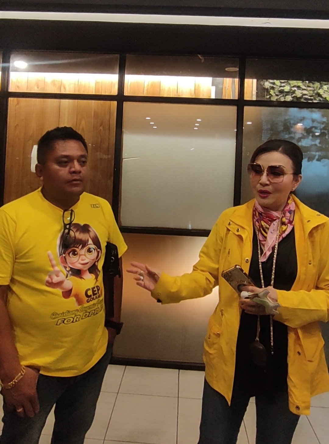 WAKIL RAKYAT: Wakil Ketua DPRD Kota Manado Michael Damopolii saat mendampingi Ketua DPD I Partai Golkar Sulut Christiany Eugenia Paruntu saat menyalurkan bantuan kepada warga Kota Manado.