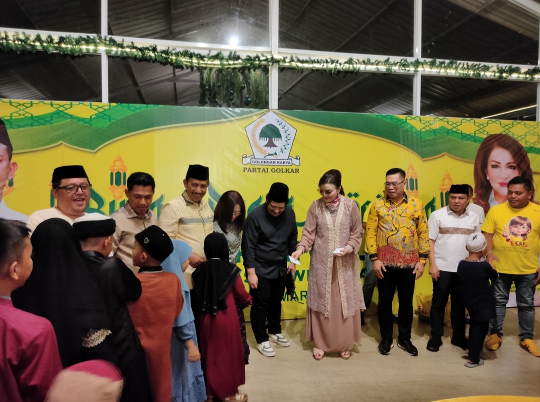 MERAKYAT: Ketua DPD I Partai Golkar Sulut Christiany Eugenia Paruntu saat berbagi bersama anak yatim piatu dalam acara buka puasa bersama.