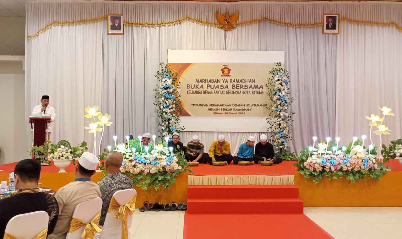 Ketua DPC Partai Gerindra Kota Bitung Randito Maringka saat membawakan sambutan dalam kegiatan buka puasa bersama.(Franky Sumaraw/MP)