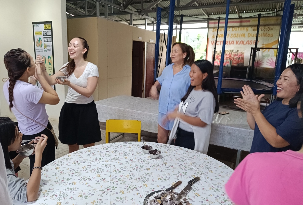 Momentum perayaan ulang tahun Linda Tombeng, ibunda Mees Hilgers, didampingi Sara Hilgers di Panti Sosial Disabilitas Victoria Kalasey, Sulawesi Utara