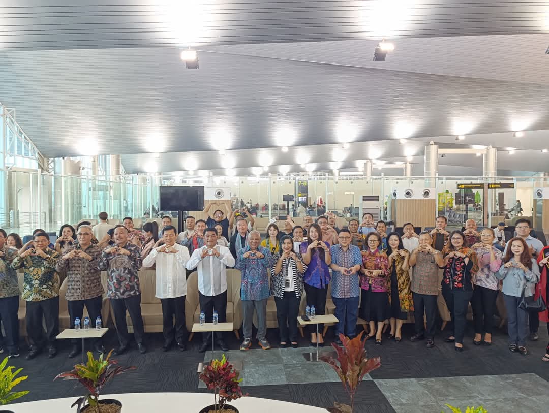 Gubernur Sulut Yulius Selvanus dan jajaran saat hadir dalam pendaratan perdana penerbangan Manado- Nanjing, Senin (31/3).