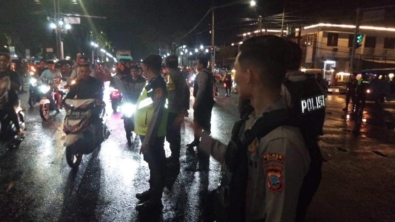 Nampak personel Polres Bitung melaksanakan pengamanan dalam pelaksanaan pawai takbiran.(Dok Istimewa)