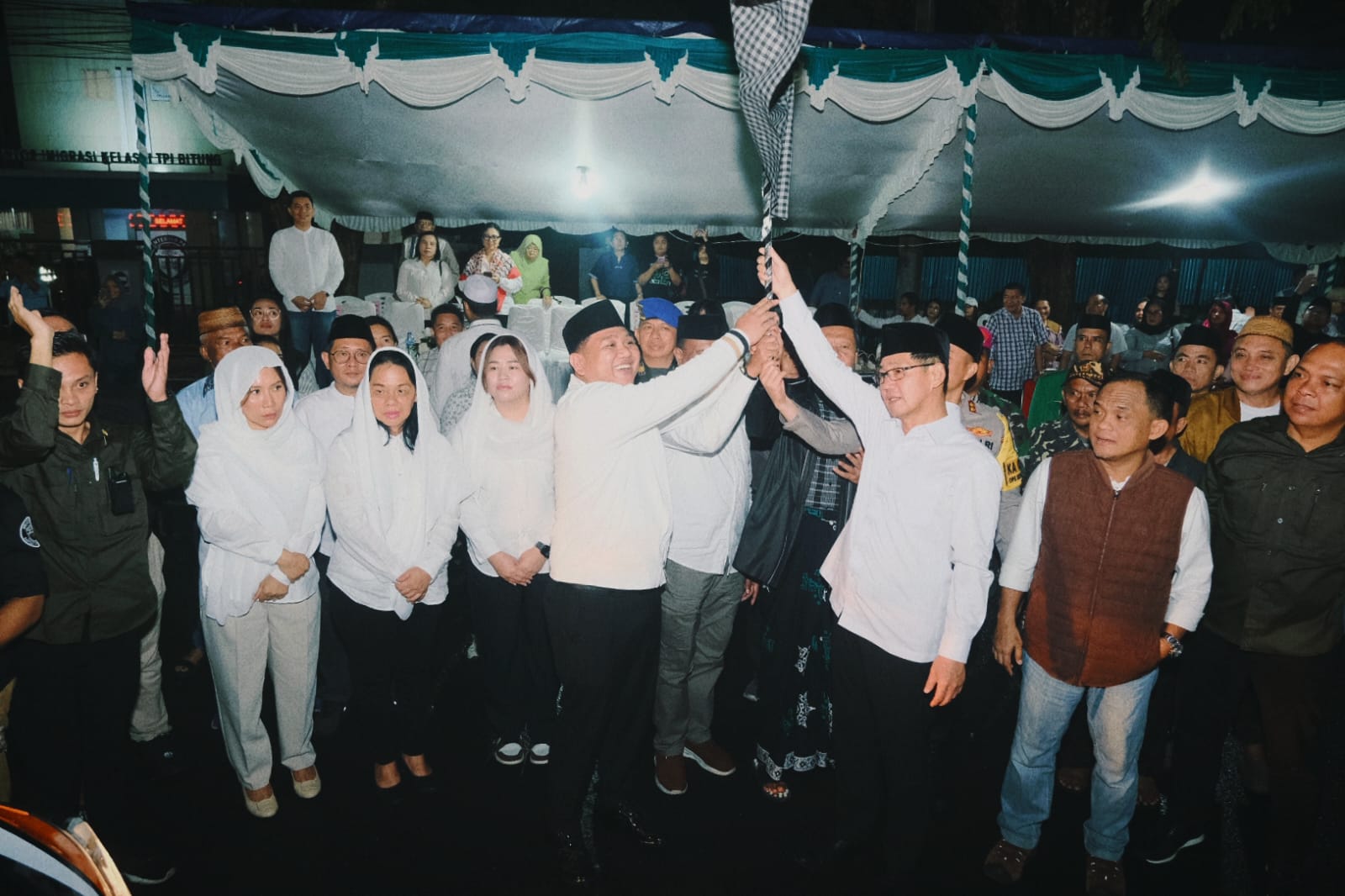 Wali Kota dan Wakil Wali Kota Bitung, Hengky Honandar dan Randito Maringka kompak melepas pawai takbiran.(Dok Istimewa)