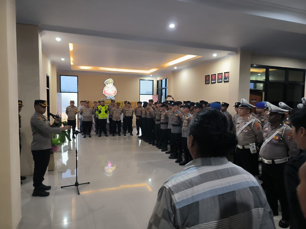 Kapolres AKBP Handoko Sanjaya SIK MHan saat memberikan arahan kepada anggota untuk Ops Ketupat 2025