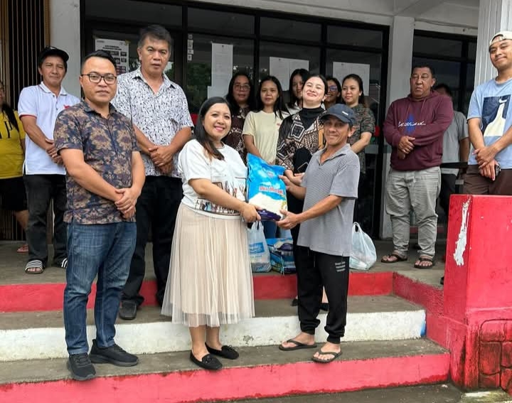 Jajaran PUD Pasar Mitra menyerahkan bantuan kepada warga terdampak bencana longsor di Desa Pangu. Dok istimewa