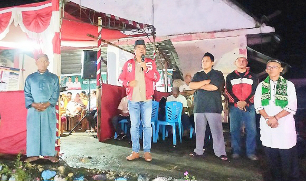 Sekkab David Lalandos saat melepas pawai takbiran di Belang. Dok istimewa